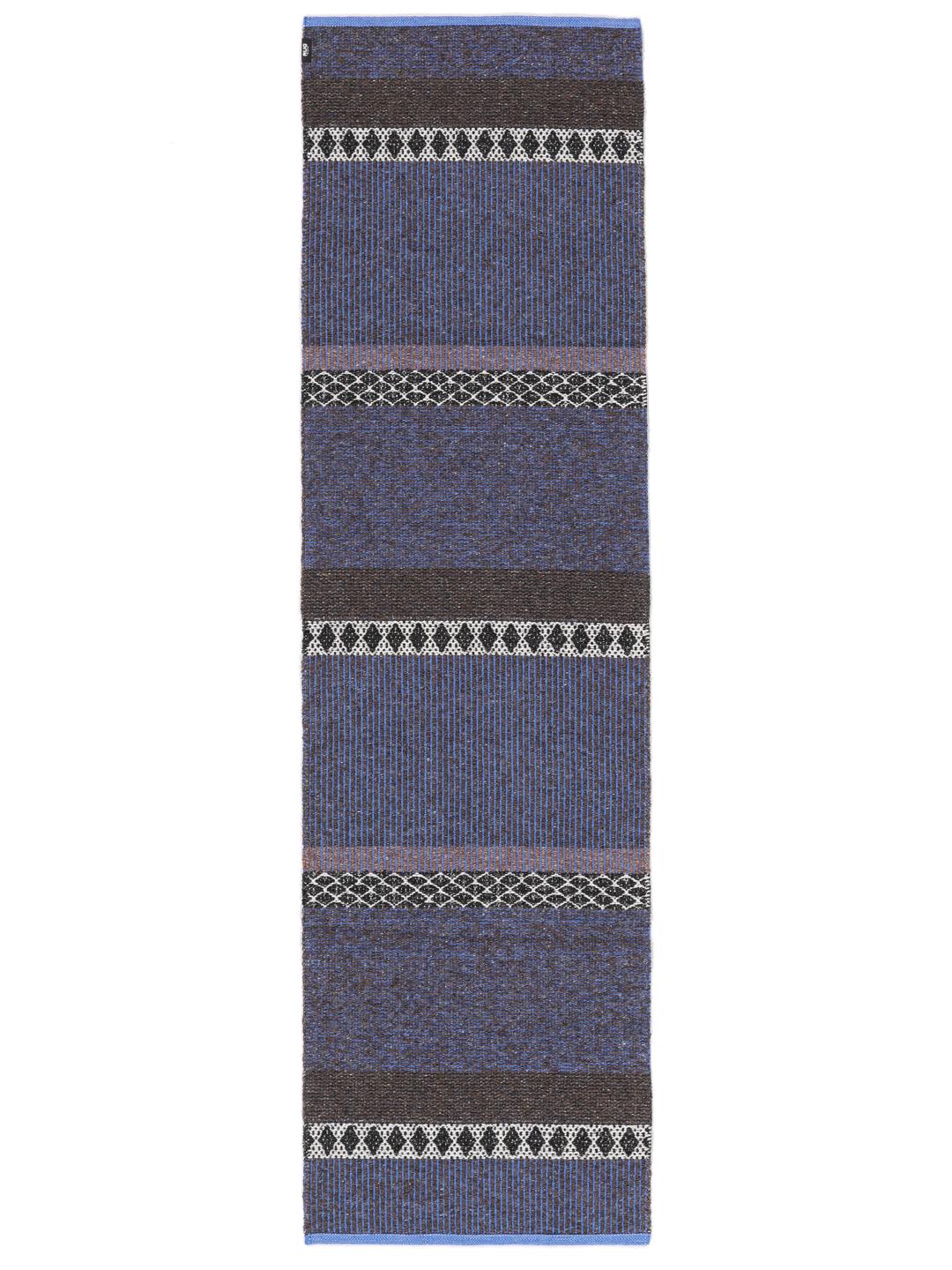 Een blauw en bruine loper met een gestreept en geometrisch patroon.