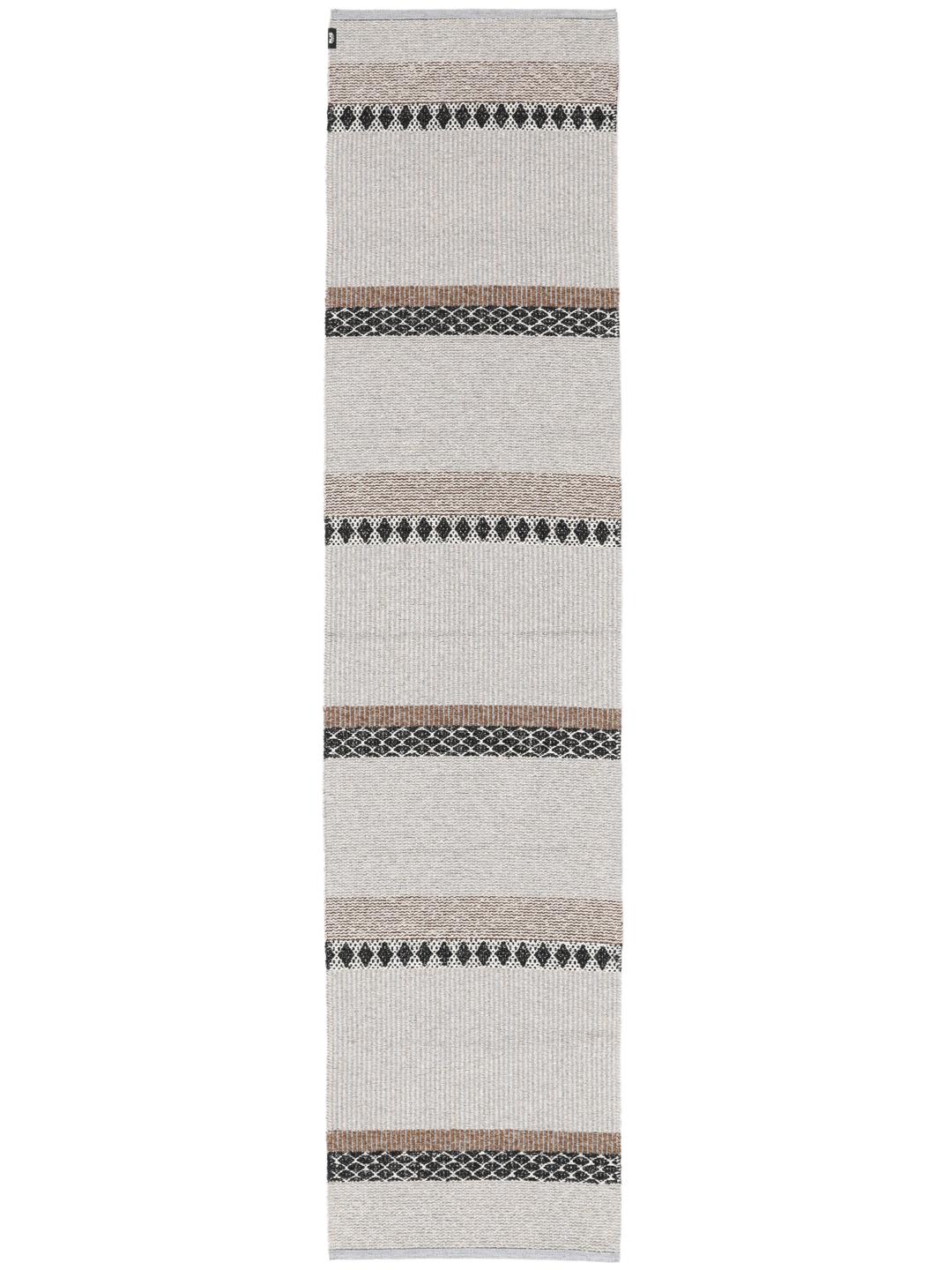 En grå og beige løber med geometriske mønstre