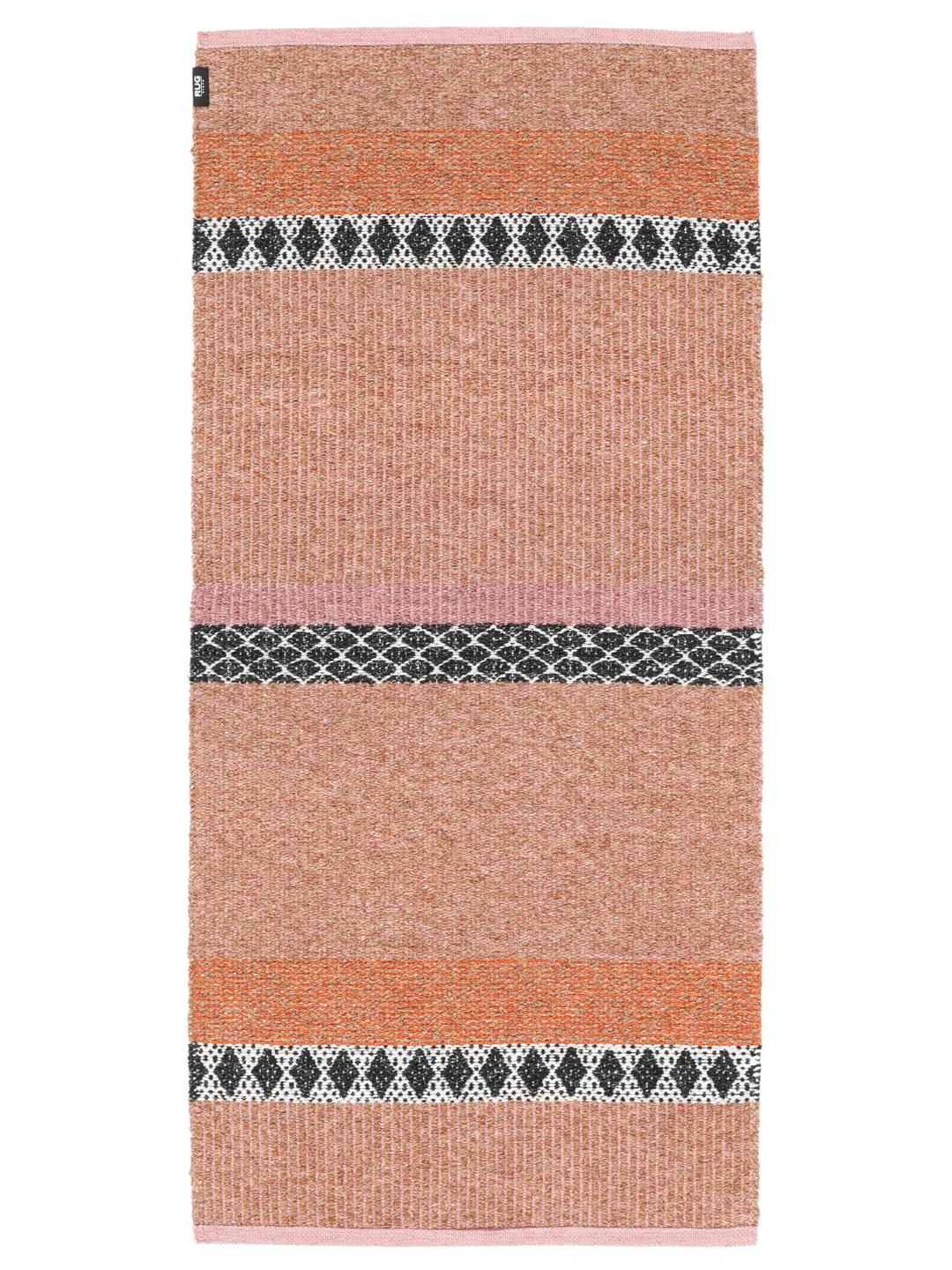 Een rechthoekig tapijt met koraalrode, oranje en beige gestreepte patronen met geometrische accenten.