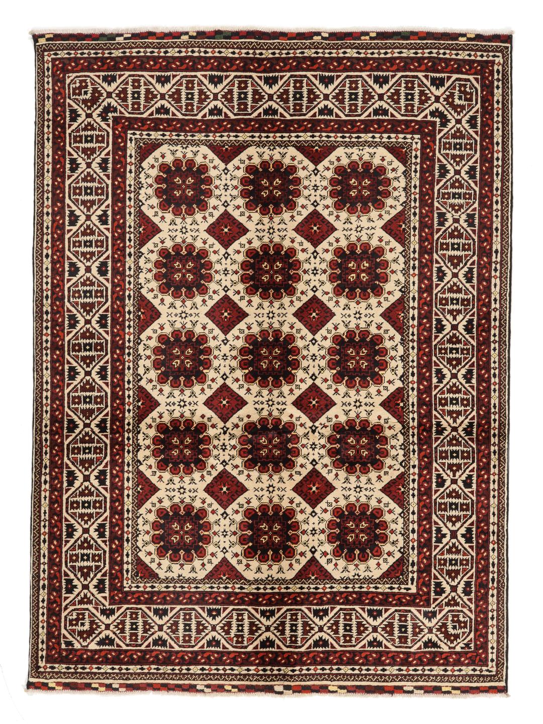 Et håndknyttet Kunduz-tæppe fra Afghanistan med geometriske motiver i rød og beige.