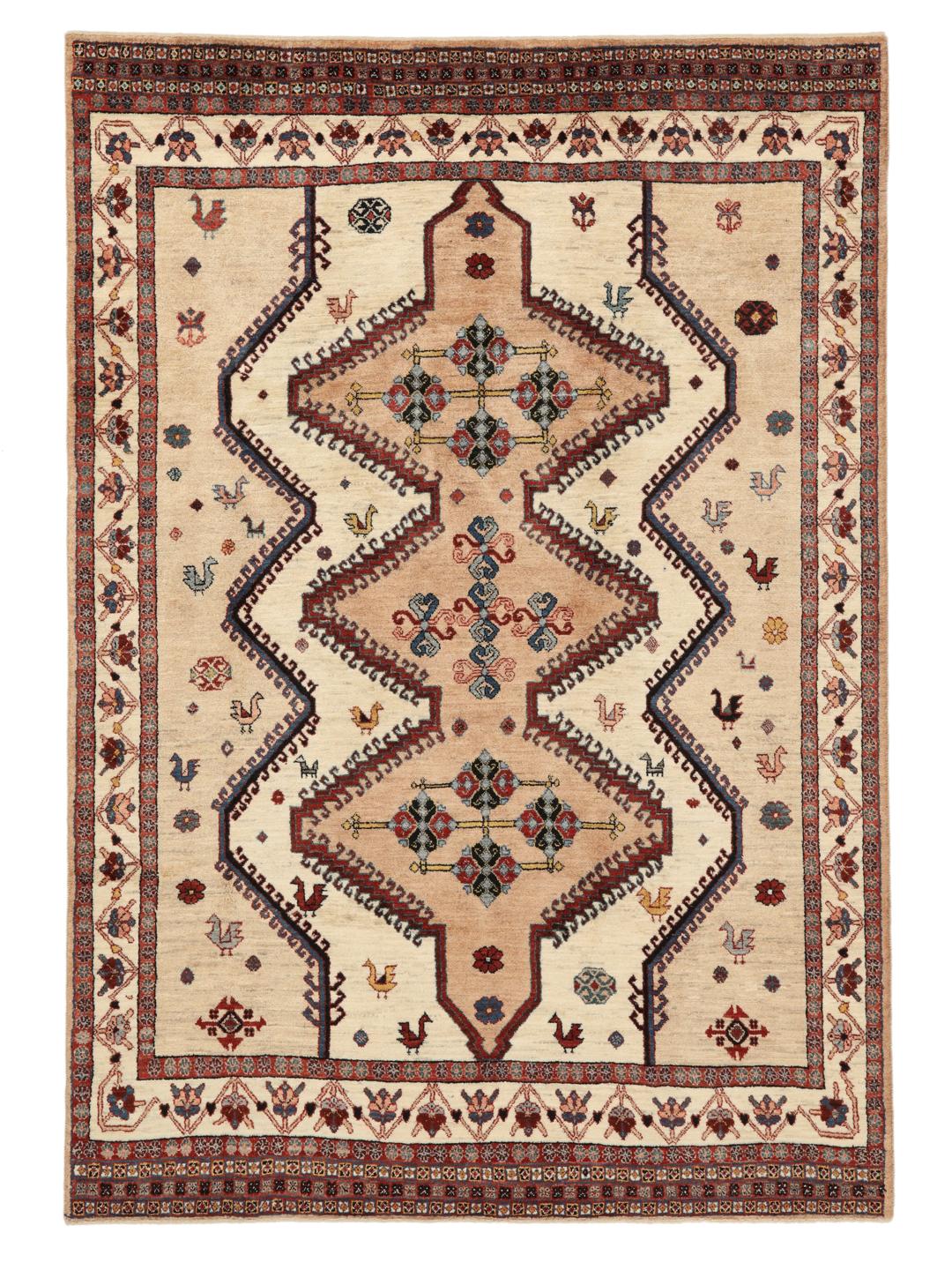 Handgeknoopt Gabbeh Kashkooli tapijt uit het Midden-Oosten met een beige veld en figuratieve motieven
