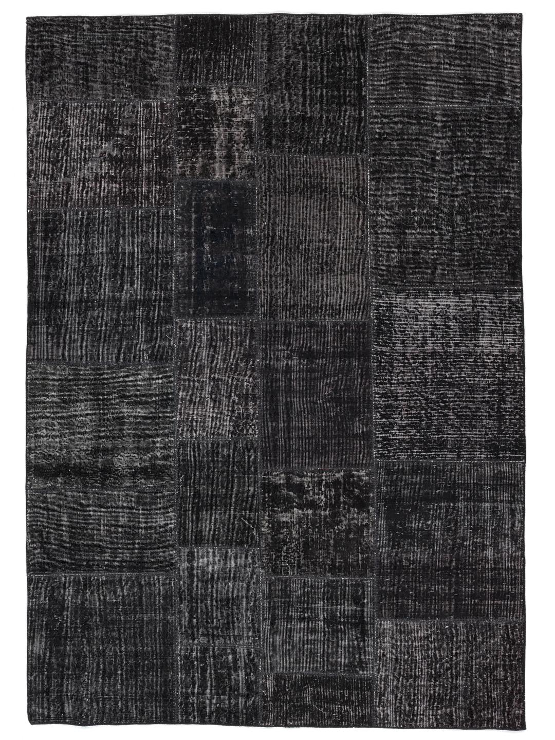 Prostokątny, czarny turecki dywan typu patchwork o tonalnym, teksturowanym wykończeniu.
