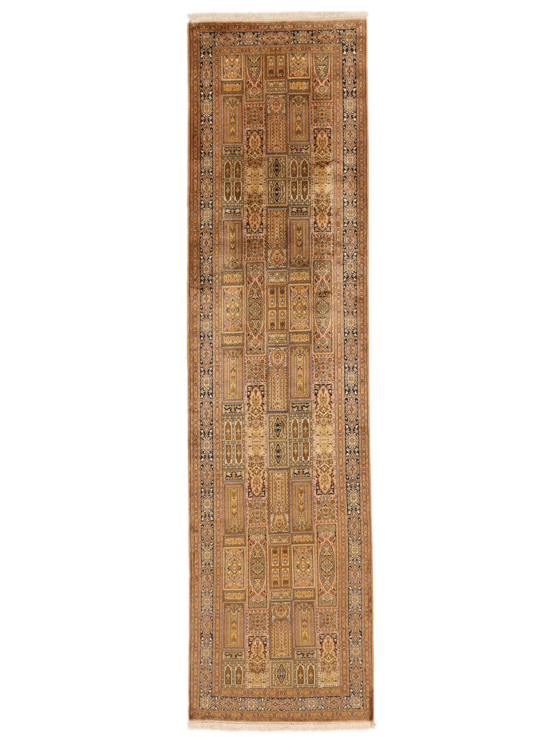En lang, elegant håndknyttet silkeløber fra Indien med indviklede brune og beige geometriske mønstre.