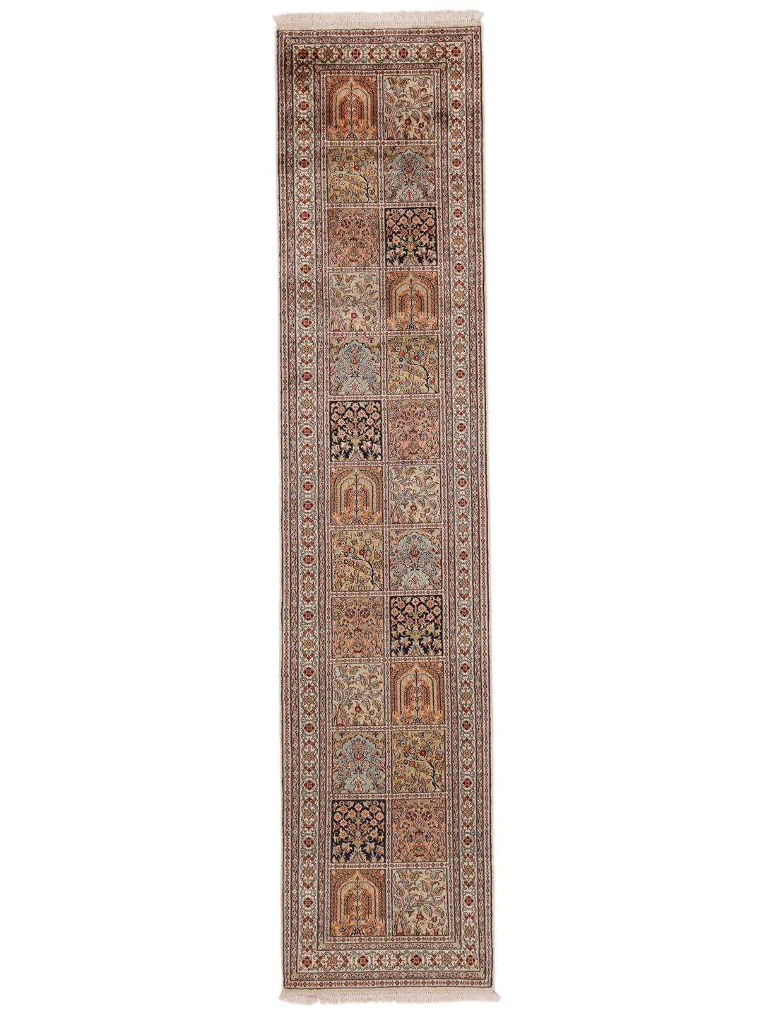 En håndknyttet indisk Kashmir-silkeløber med et flerfarvet blomsterpaneldesign.
