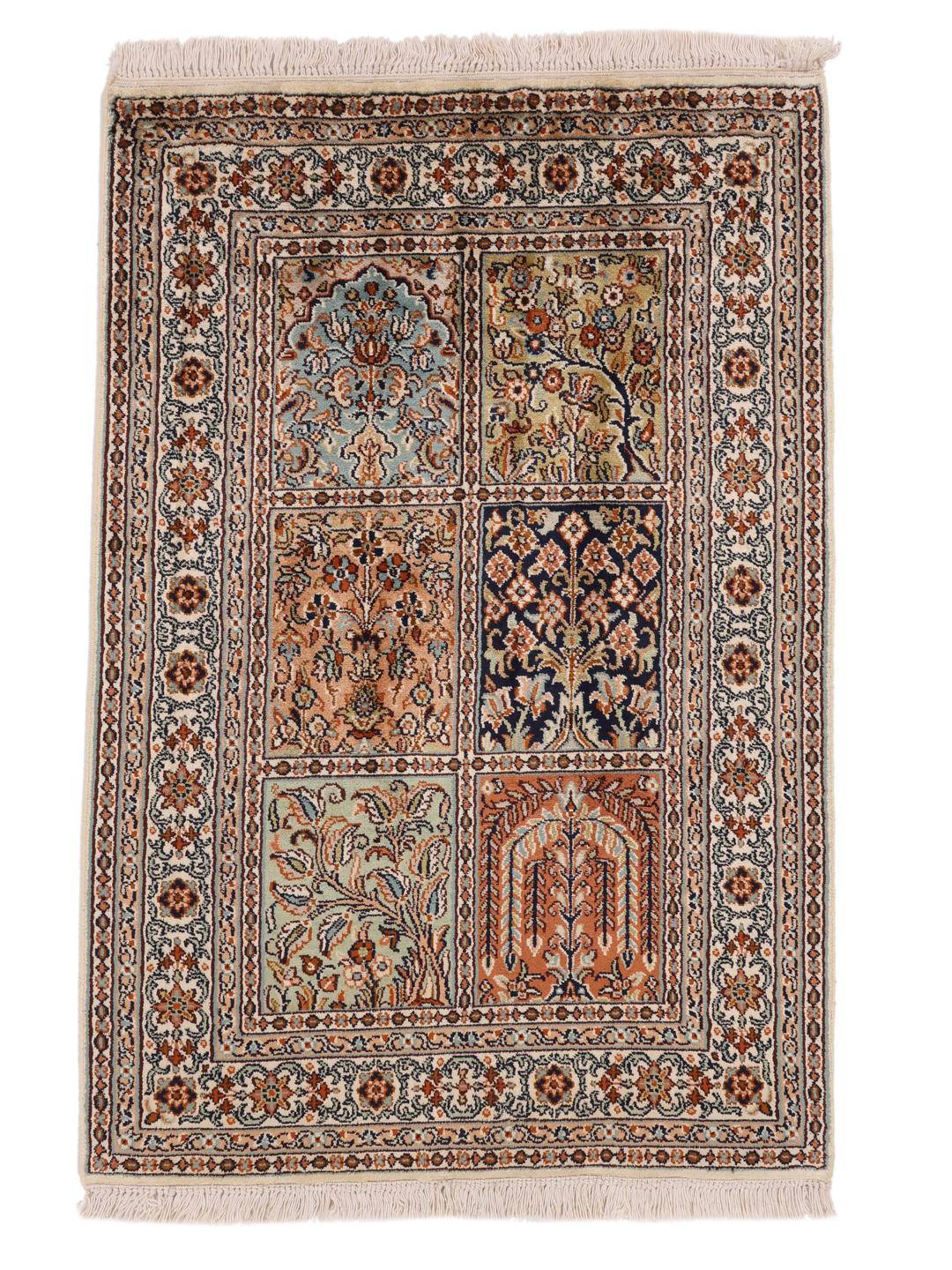 Pravokutni, višebojni, ručno čvorani Kashmir svileni tepih sa zamršenim cvjetnim panelima iz Indije.
