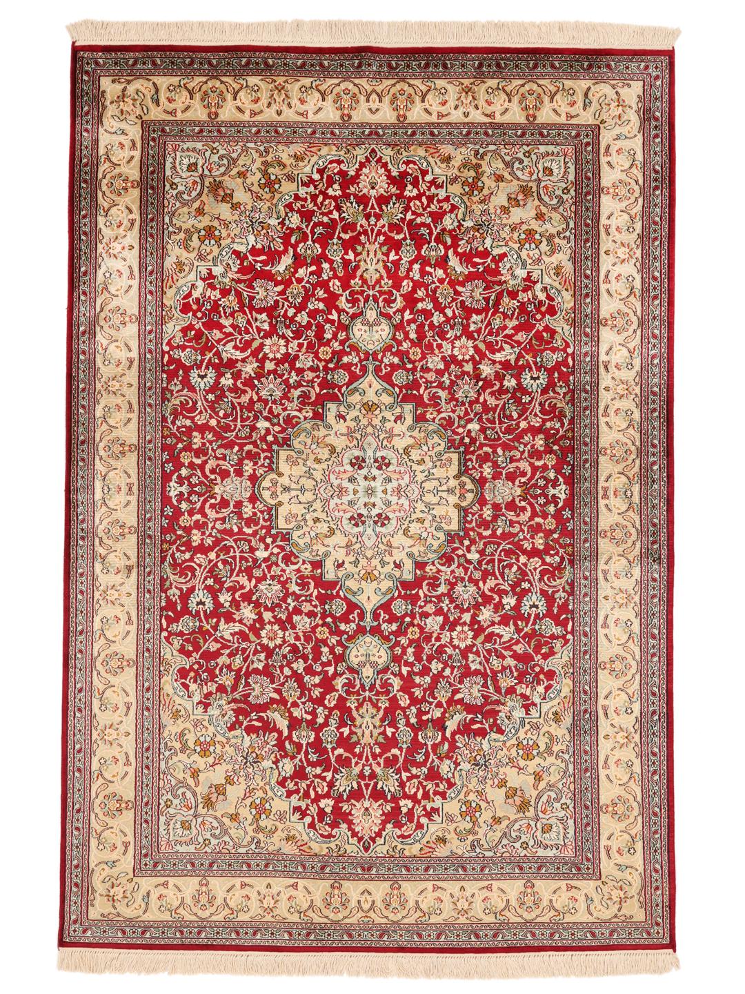 Håndknyttet Kashmir-silketæppe fra Indien med et rødt og beige blomstermedallion-mønster.