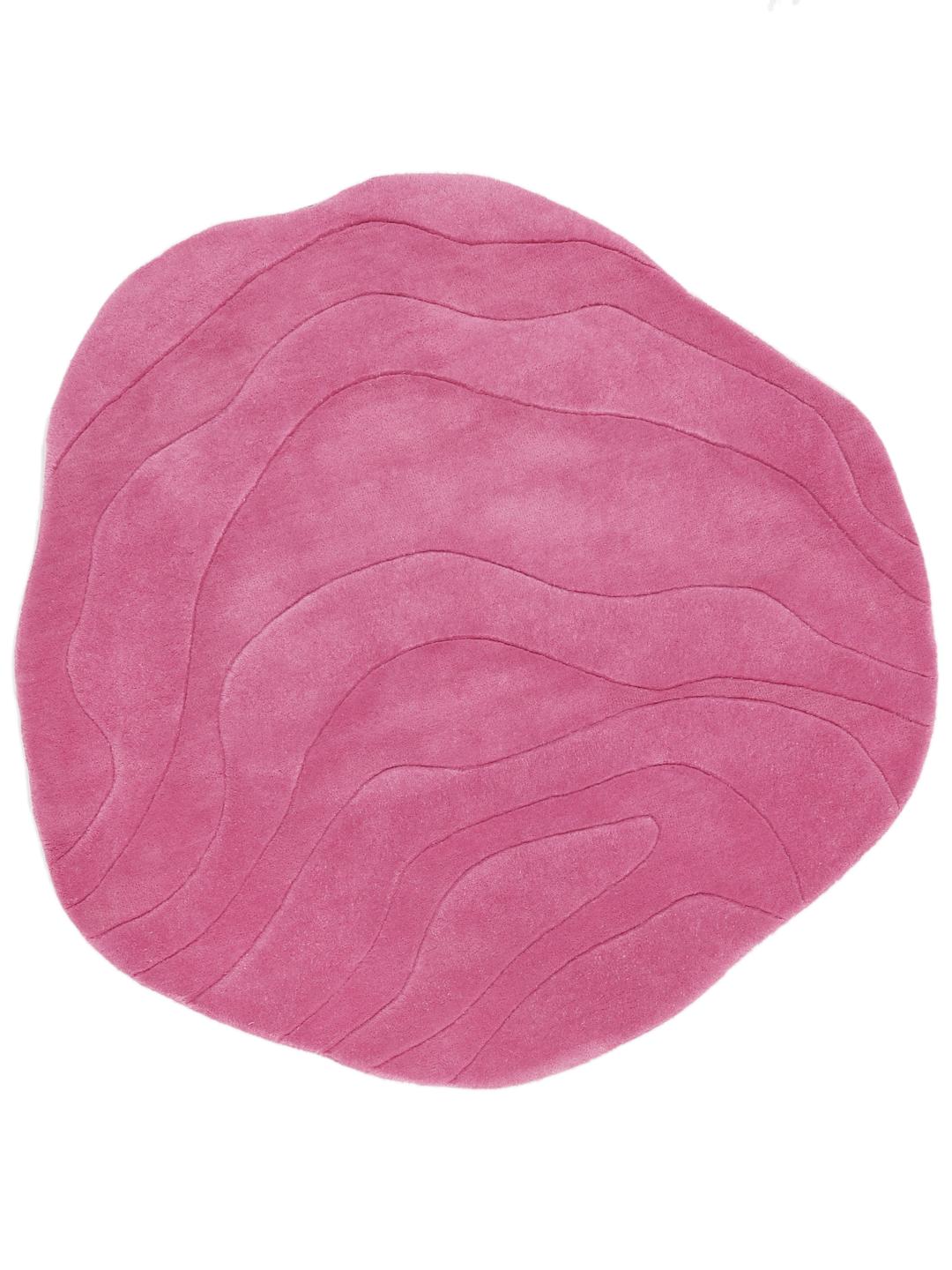 Tapis rose de forme irrégulière avec des motifs de vagues organiques