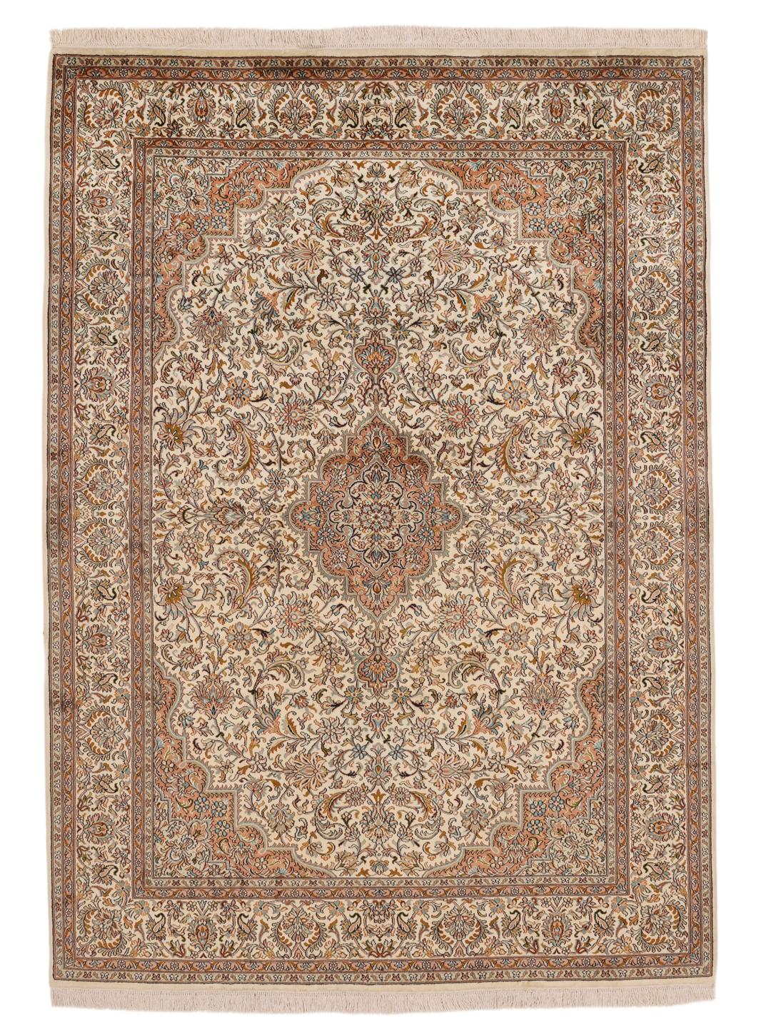 Håndknyttet Kashmir-silketæppe fra Indien med en beige baggrund og indviklede blomstermotiver