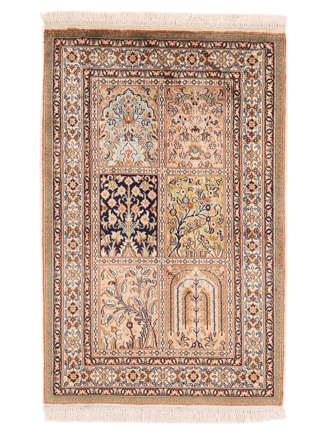 Een rechthoekig, met de hand geknoopt Kashmir zijden tapijt uit India met een veelkleurig bloemenpaneelontwerp.