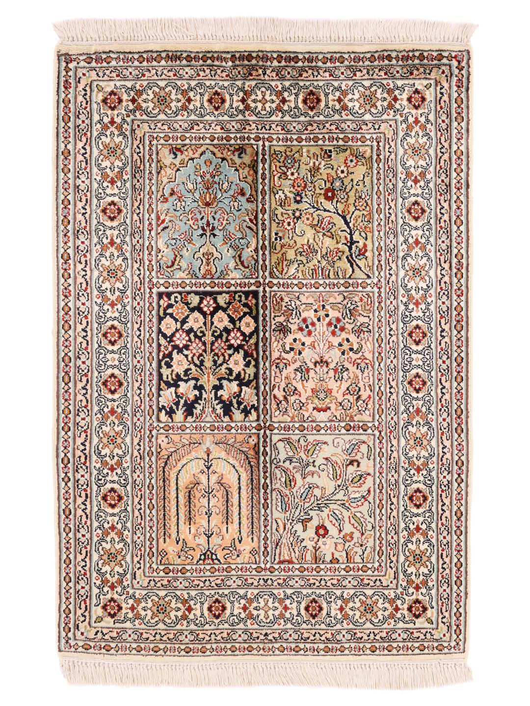 Handgeknoopt Kashmir zijden tapijt uit India met een multicolor bloemenpaneelontwerp.