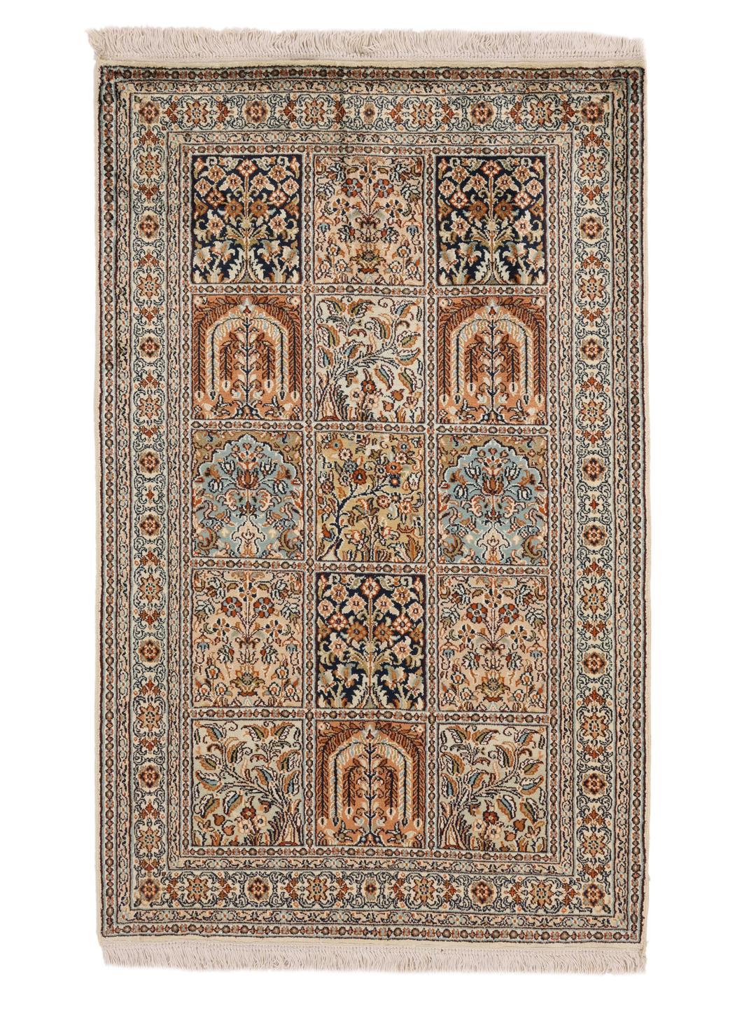 Et håndknyttet Kashmir-silketæppe fra Indien med et flerfarvet paneldesign med blomster.