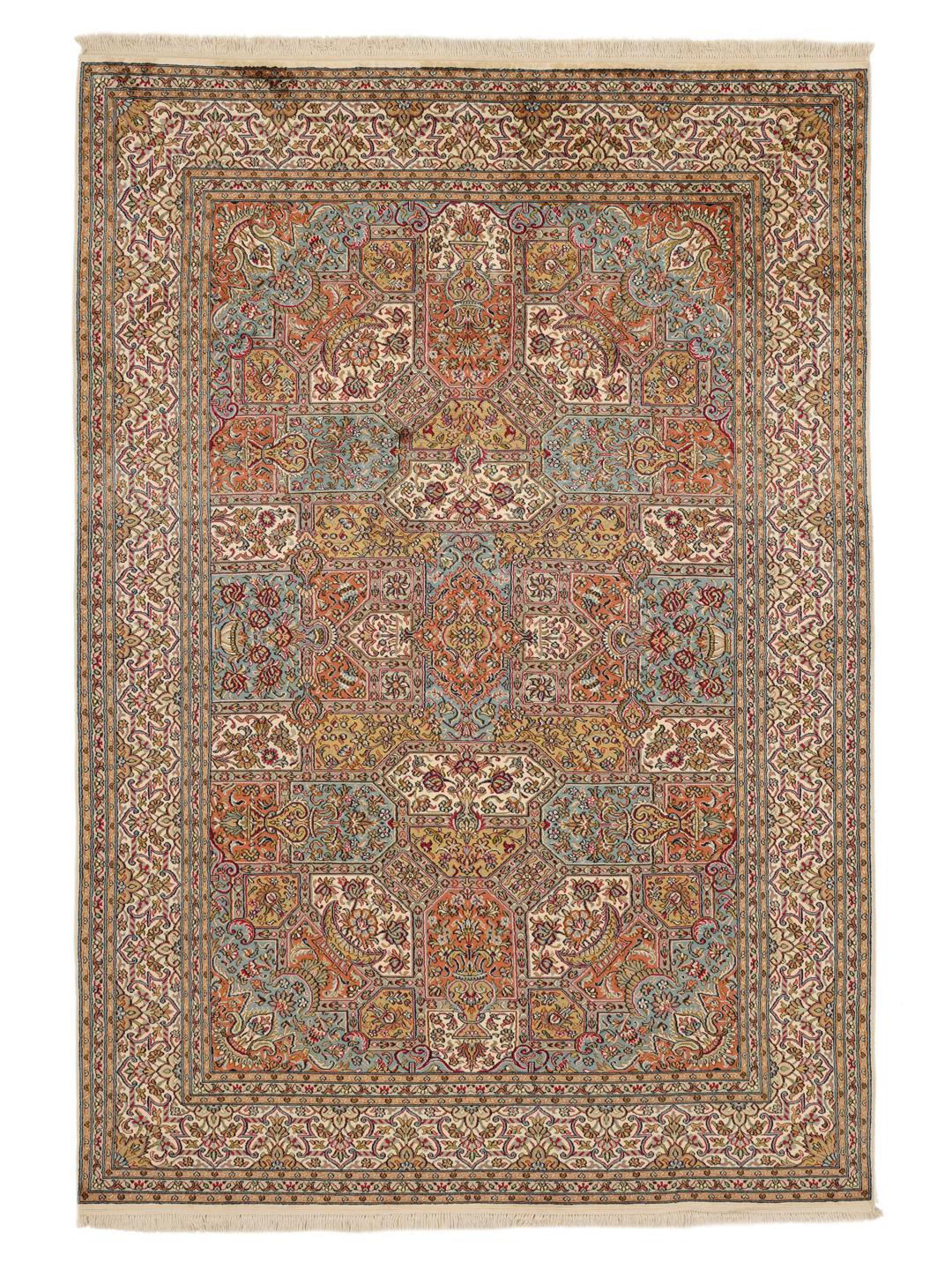 Et håndknyttet Kashmir-tæppe i silke fra Indien med et flerfarvet blomsterdesign.