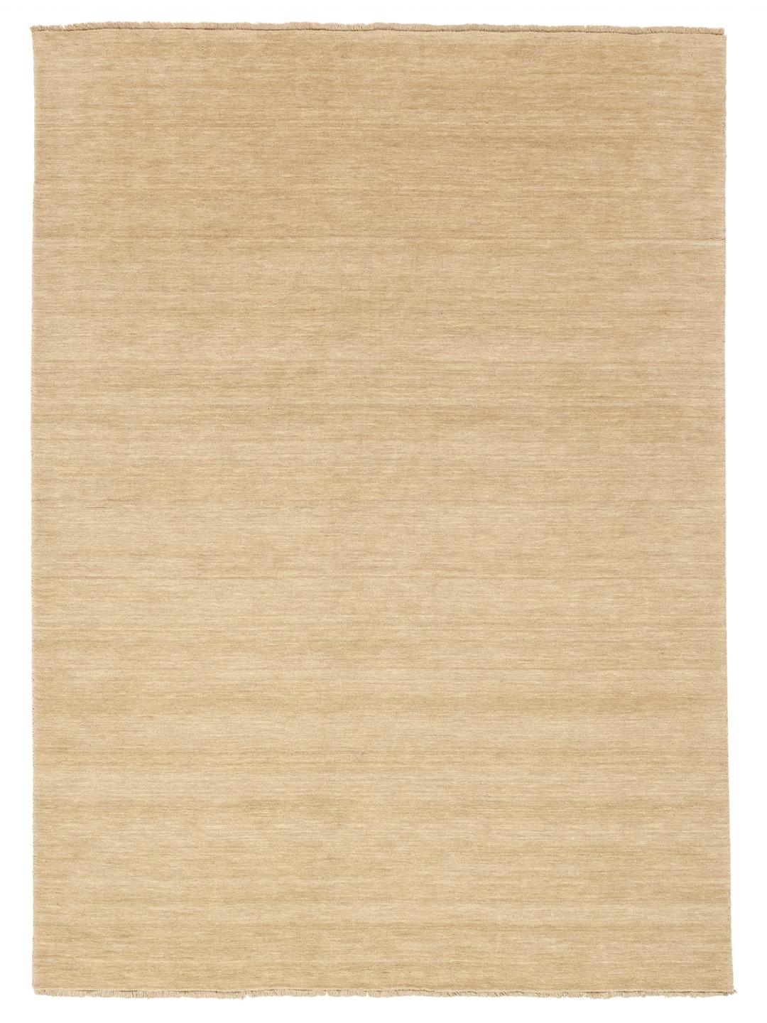 Et ensfarvet beige tæppe med fine frynser