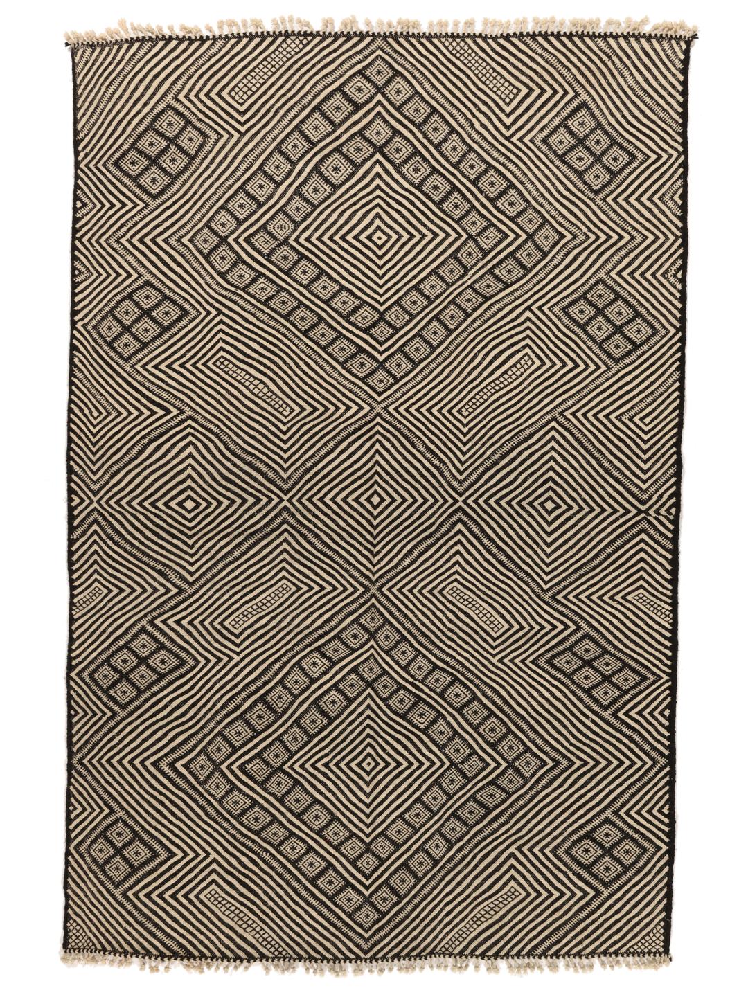 Handgeweven Marokkaans High Atlas Kelim vloerkleed met een geometrisch zwart en beige patroon