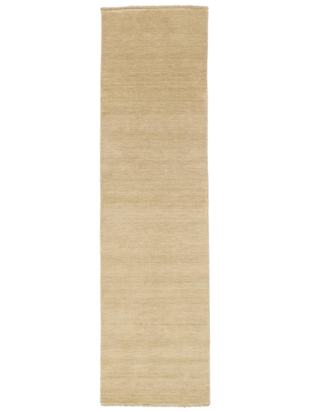 En ensfarvet beige løber med korte matchende frynser på en neutral baggrund