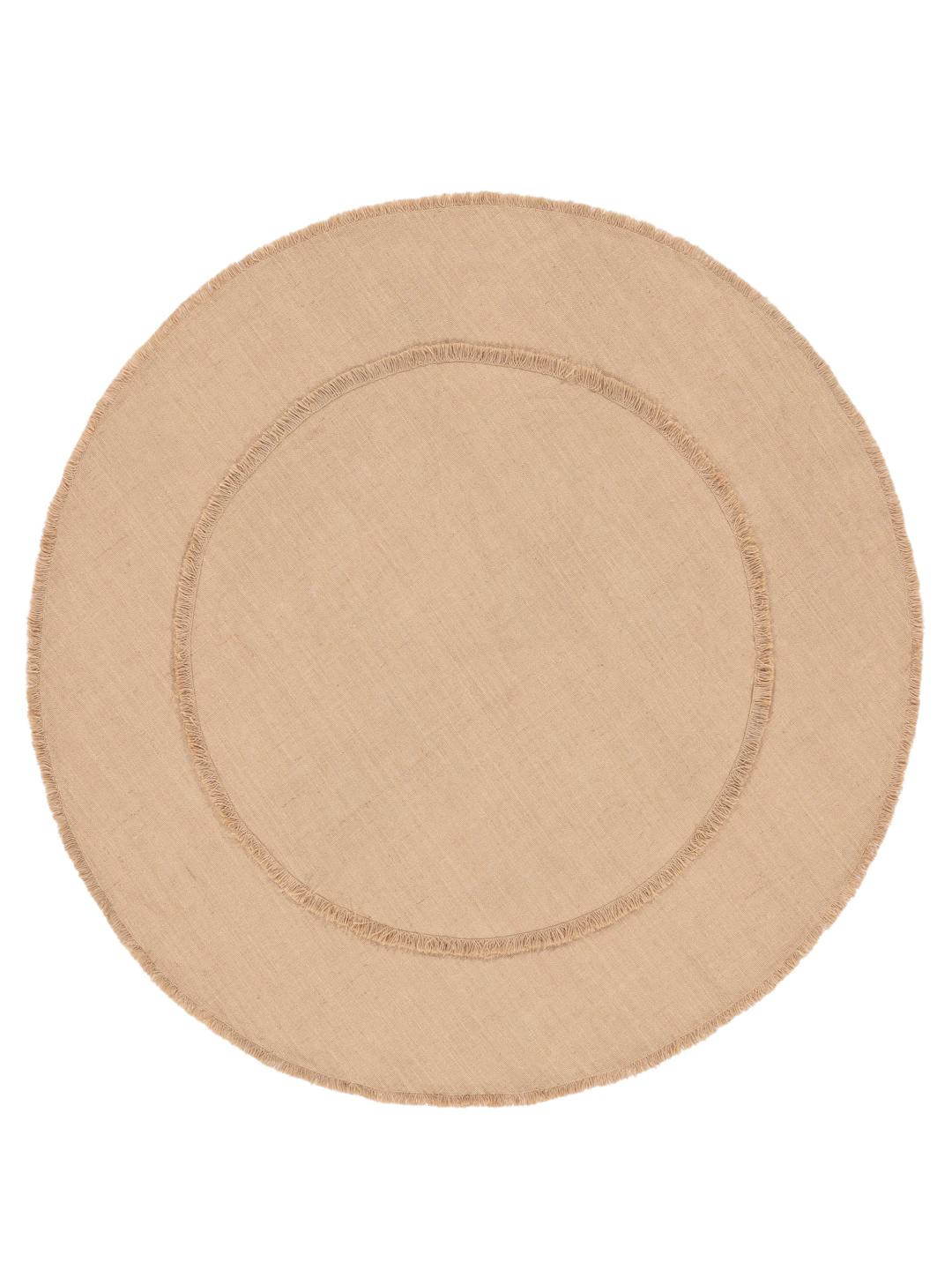 Rundt beige vævet tæppe med frynsedetaljer