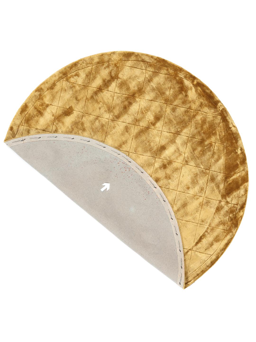 Rond goudkleurig vloerkleed met een diamantvormig quiltpatroon