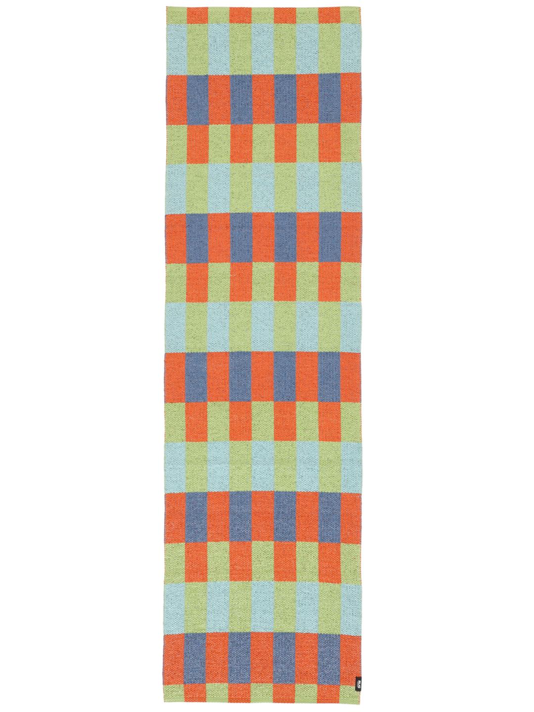 Ein lebendiger orange-blauer Läufer mit geometrischem Muster.