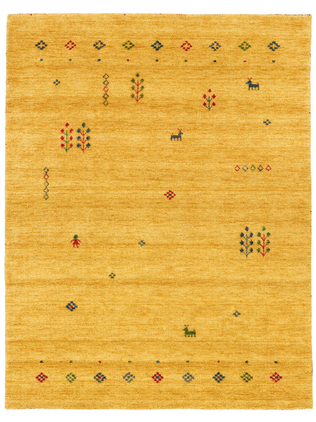 Een geel handgeknoopt wollen tapijt met kleine decoratieve tribale motieven.