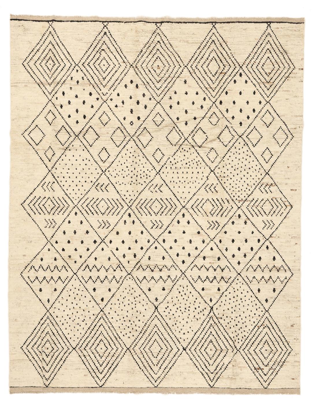 Et stort rektangulært tæppe fra Afghanistan med en beige baggrund og sorte geometriske diamantmønstre.