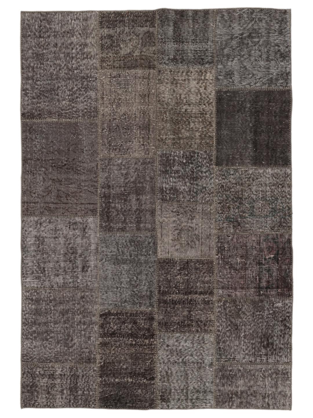 Et rektangulært patchwork-teppe fra Tyrkia i mørkegrå og svarte toner.