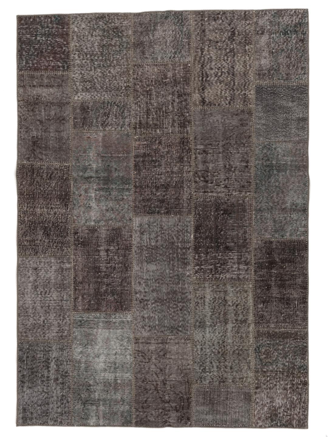 Prostokątny dywan typu patchwork z Turcji w ciemnoszarych odcieniach.