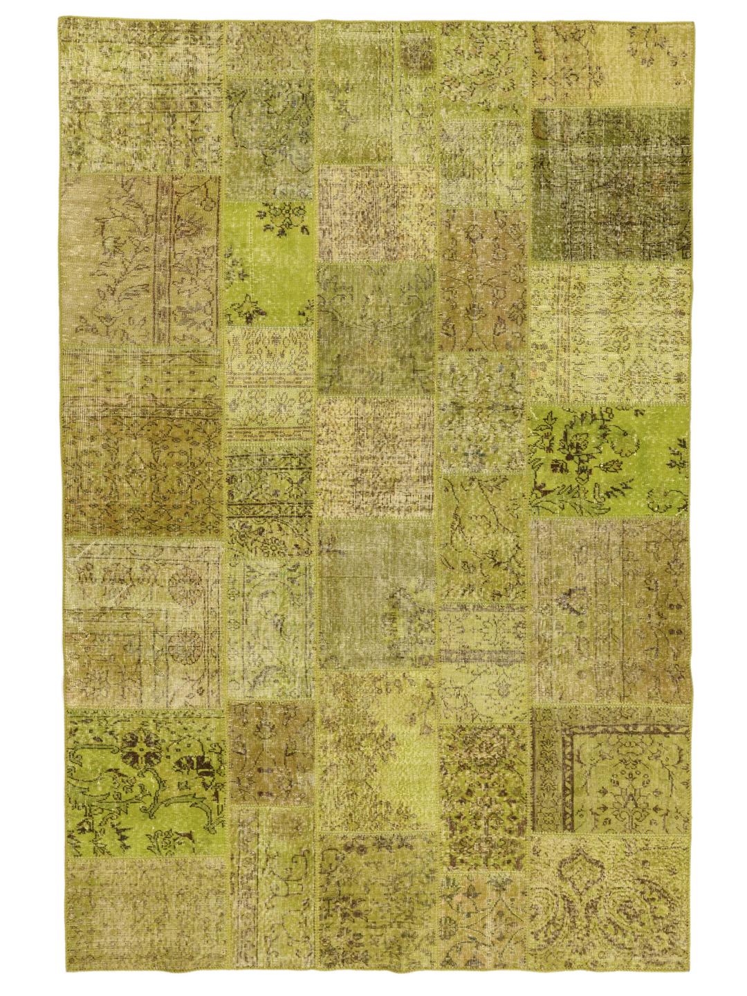 Et stort rektangulært patchwork-tæppe fra Mellemøsten i grønne nuancer.