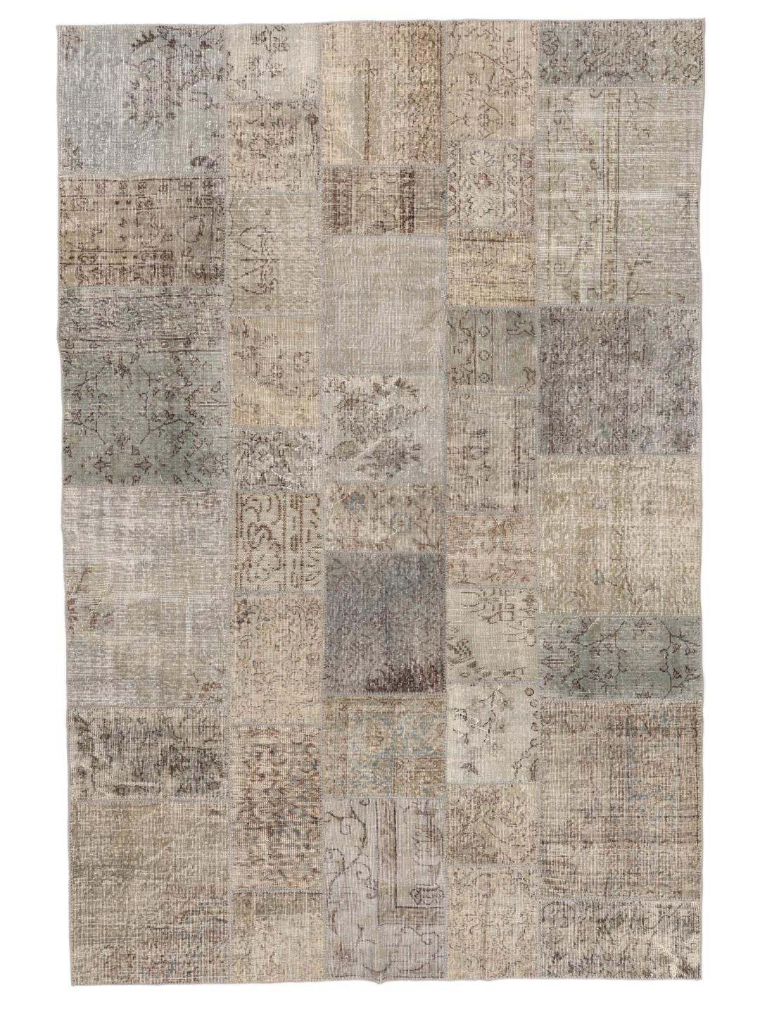 Een uniek patchwork tapijt uit het Midden-Oosten met een neutraal kleurenpalet van beige en grijstinten.