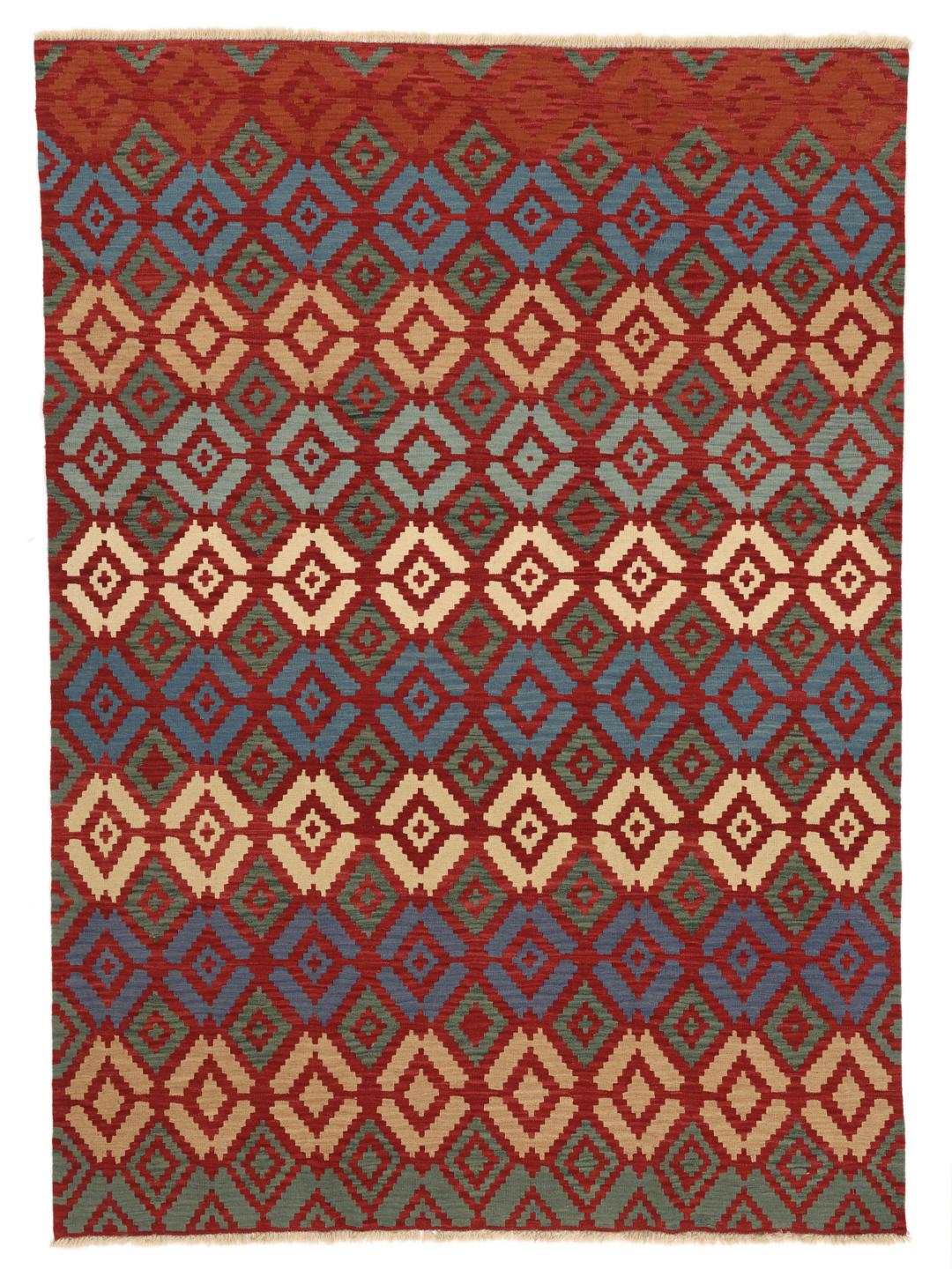 Een handgeweven Kelim Ghashghai tapijt uit het Midden-Oosten in rode, blauwe en beige geometrische patronen.