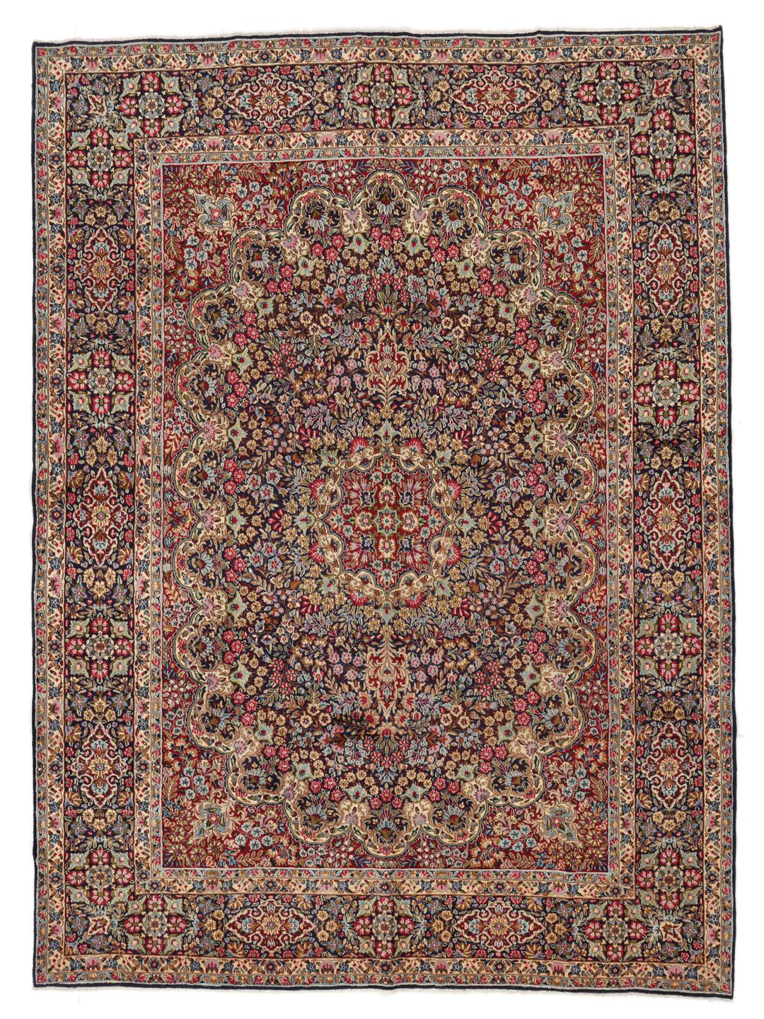 Een handgeknoopt Kerman Sherkat Farsh-tapijt met ingewikkelde florale patronen in rode en donkerblauwe tinten