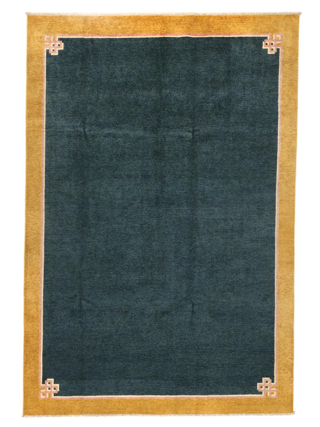 Tapis Kazak Fine Mongolian avec un champ bleu foncé et une bordure dorée, fait main en Afghanistan.