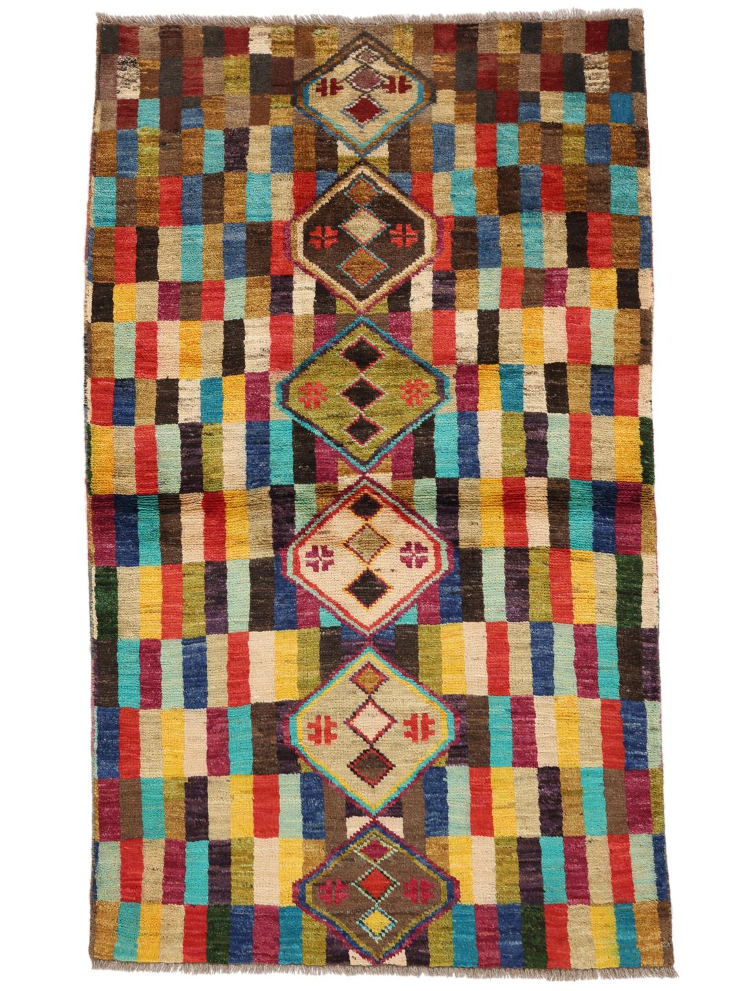 Een rechthoekig handgemaakt Berber-tapijt uit Afghanistan met een kleurrijk geometrisch patroon.