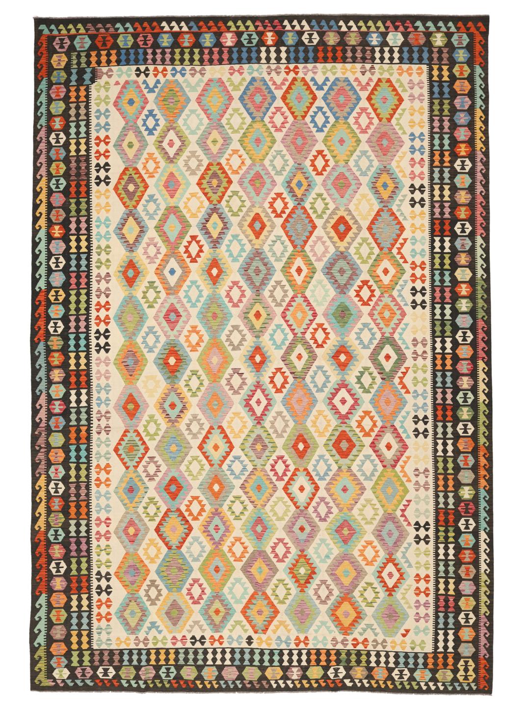 Een groot rechthoekig Afghan Kelim tapijt met een levendig veelkleurig ruitpatroon.