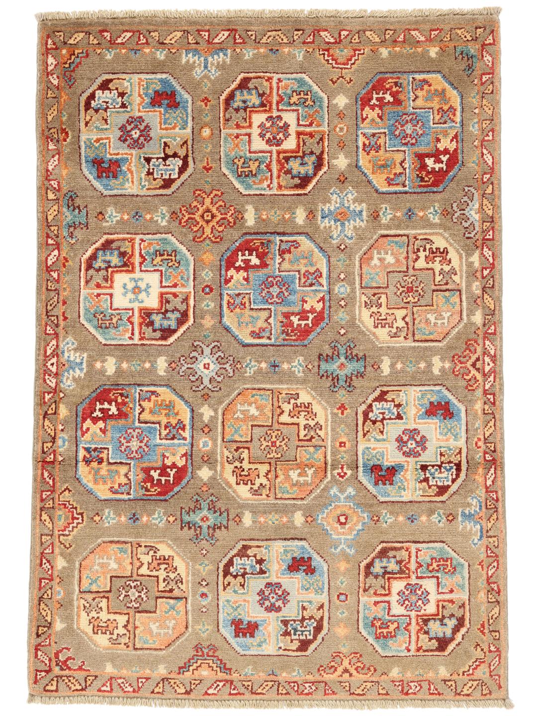 Handgeknoopt Kazak-tapijt uit Afghanistan met geometrische motieven in bruin, blauw en rood.