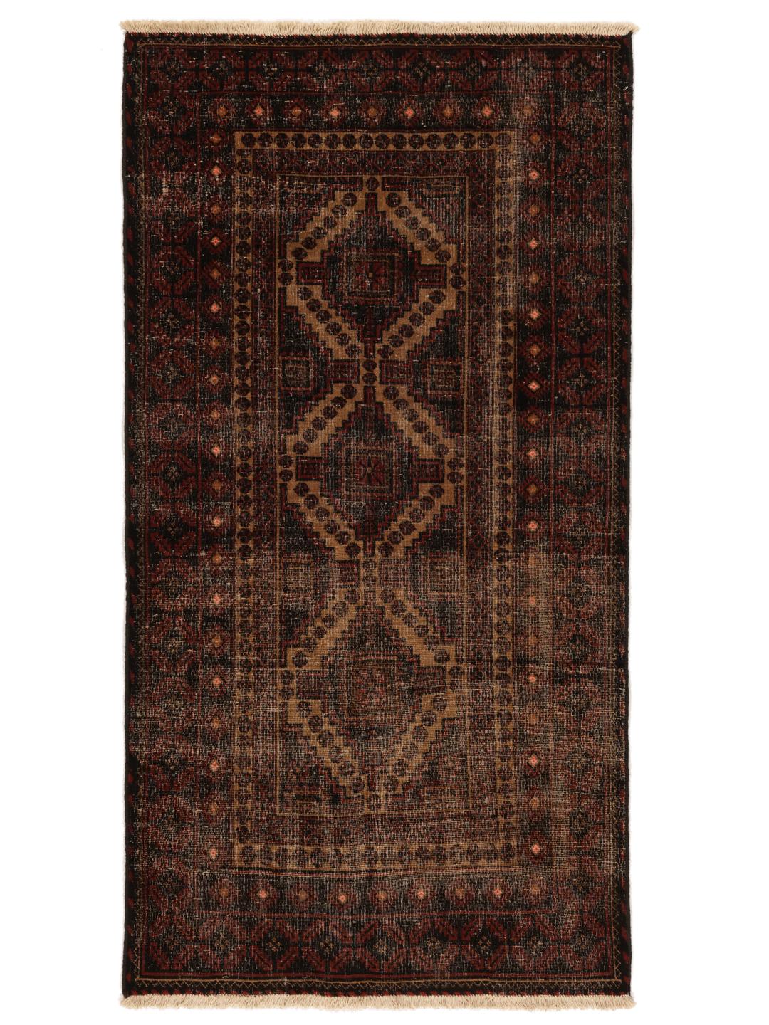 Håndknyttet Beluch-tæppe med en mørkerød patina og traditionelle geometriske motiver.