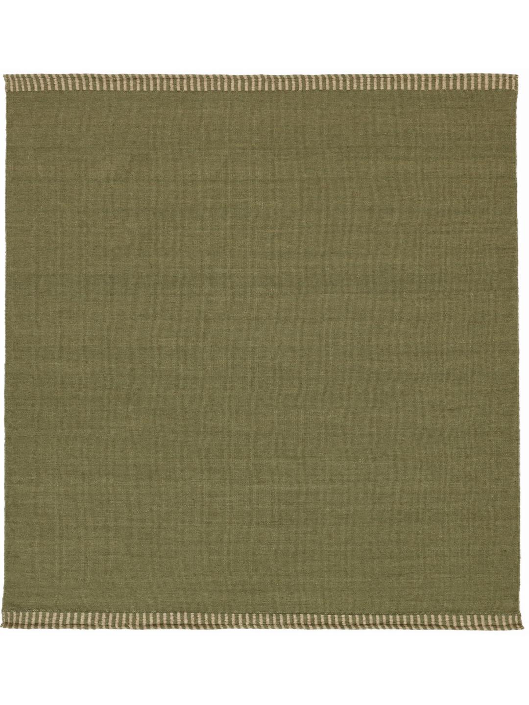 Groen vierkant tapijt met een geweven textuur.