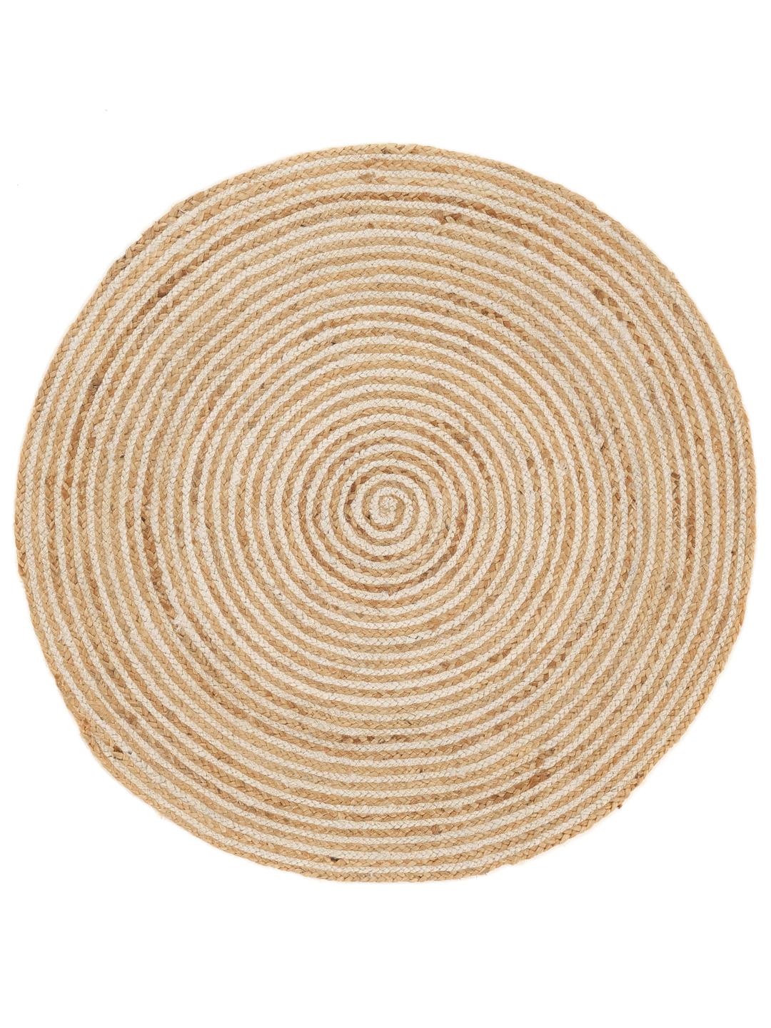 Rundt beige tæppe med cirkulært mønster