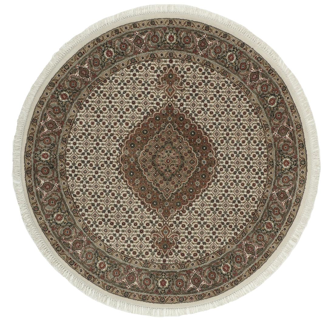 Rundt Tabriz-tæppe med indviklede mønstre i beige, brun og rød, håndlavet i Indien.