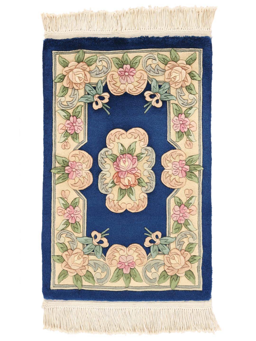 Håndknyttet tæppe fra Kina med blomstermotiver og blå baggrund