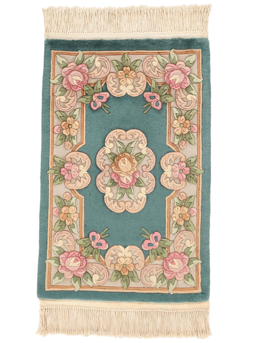 Håndknyttet blomstret tæppe fra Kina med en dyb teal baggrund og bløde rosa rosenmotiver