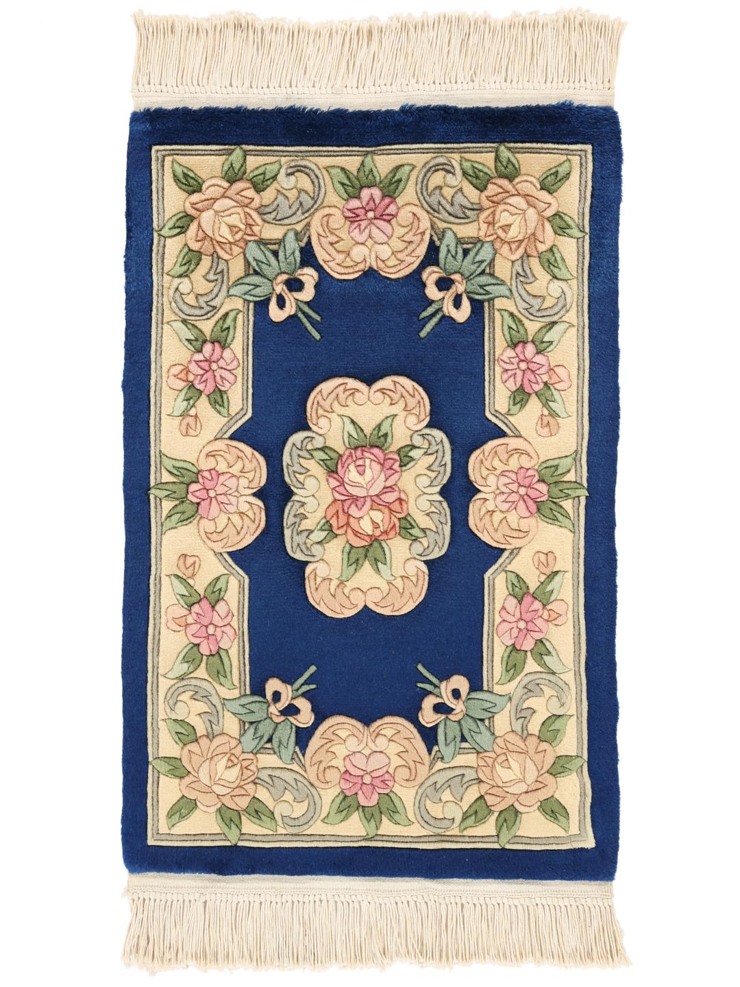 Håndknyttet kinesisk tæppe med blomstermotiver på blå bund
