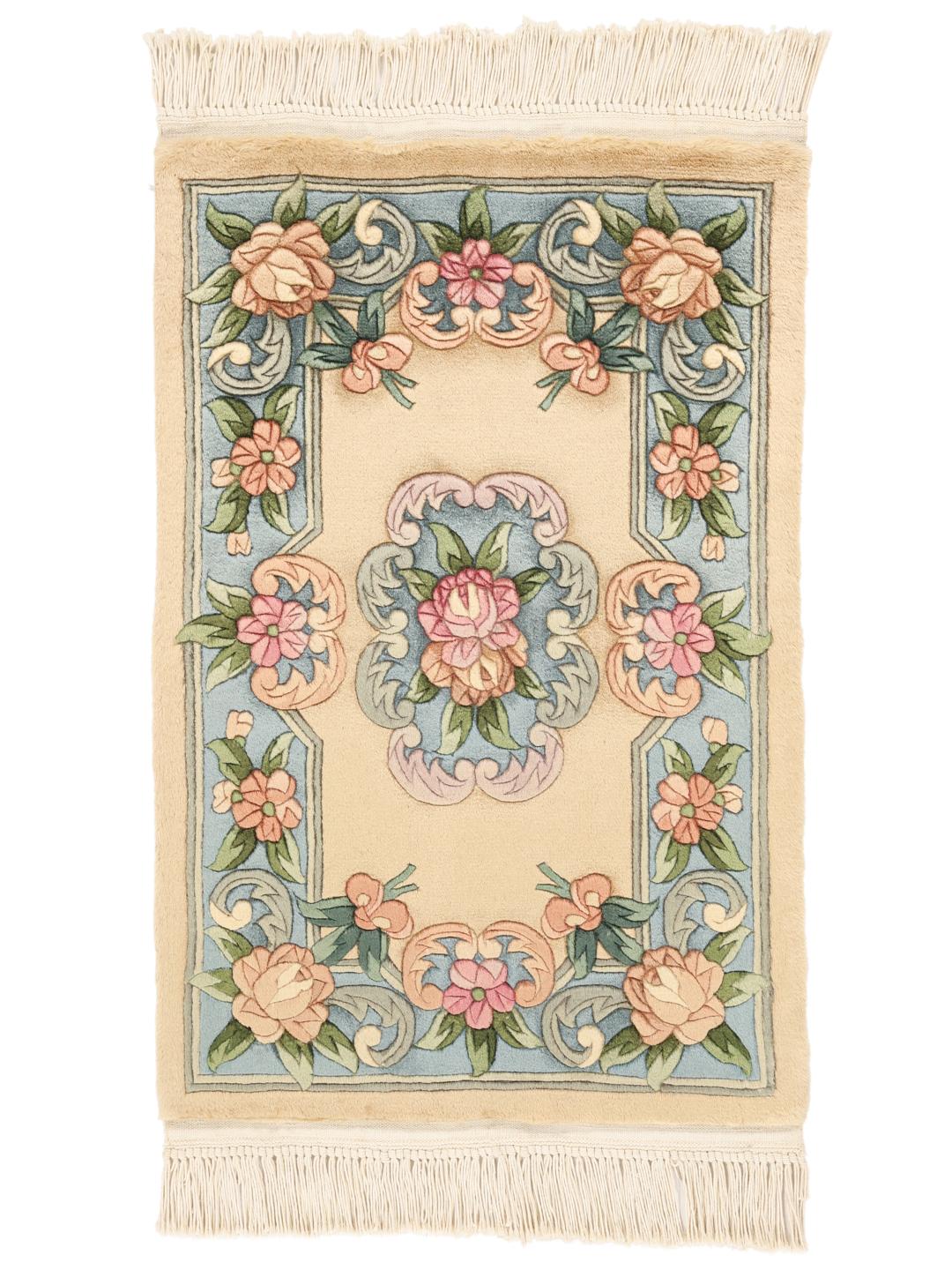 Håndknyttet blomstret tæppe fra Kina i beige og bløde blå toner