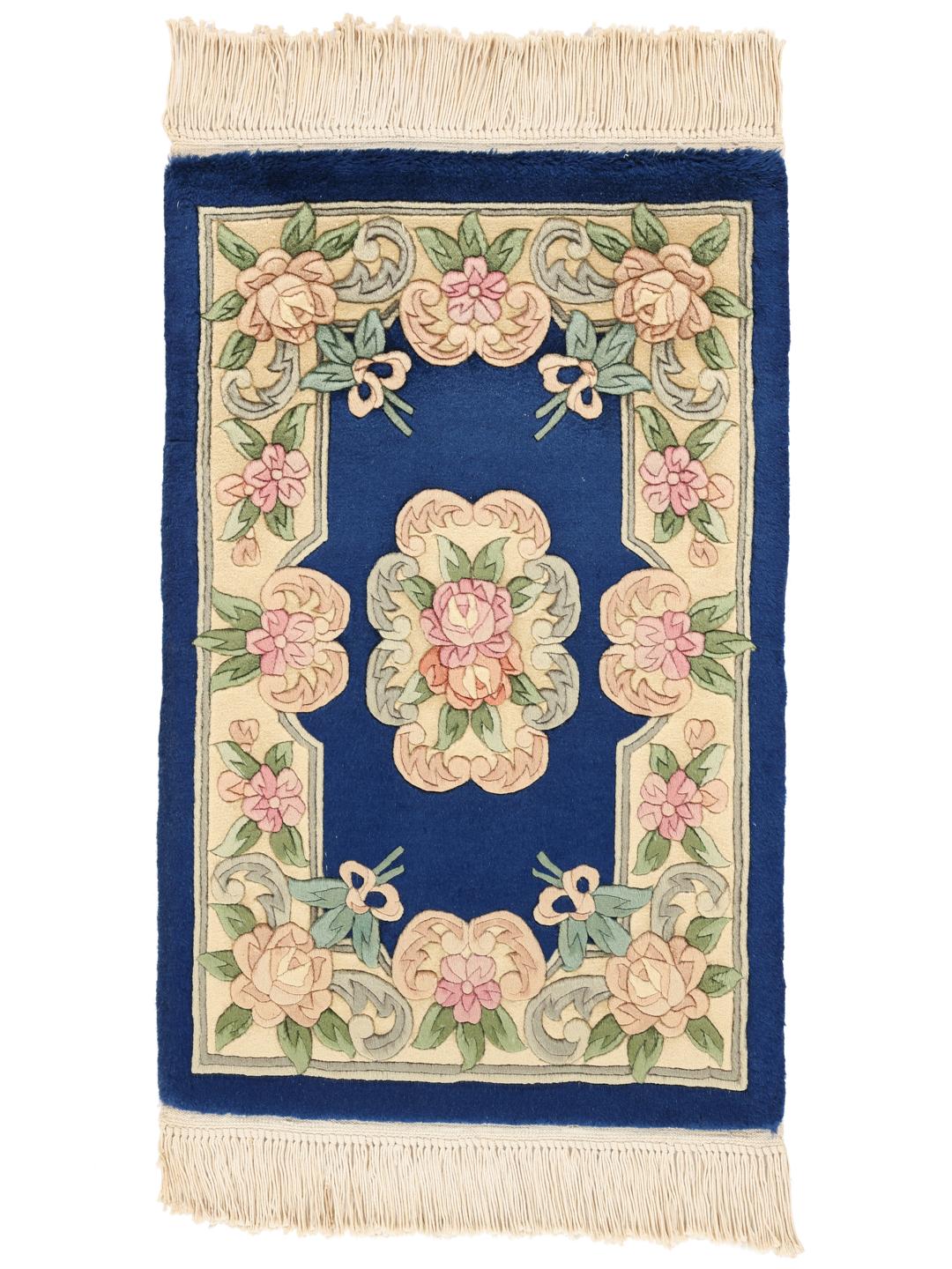 Håndknyttet kinesisk tæppe med blomstermotiver i blå og bløde pastelfarver