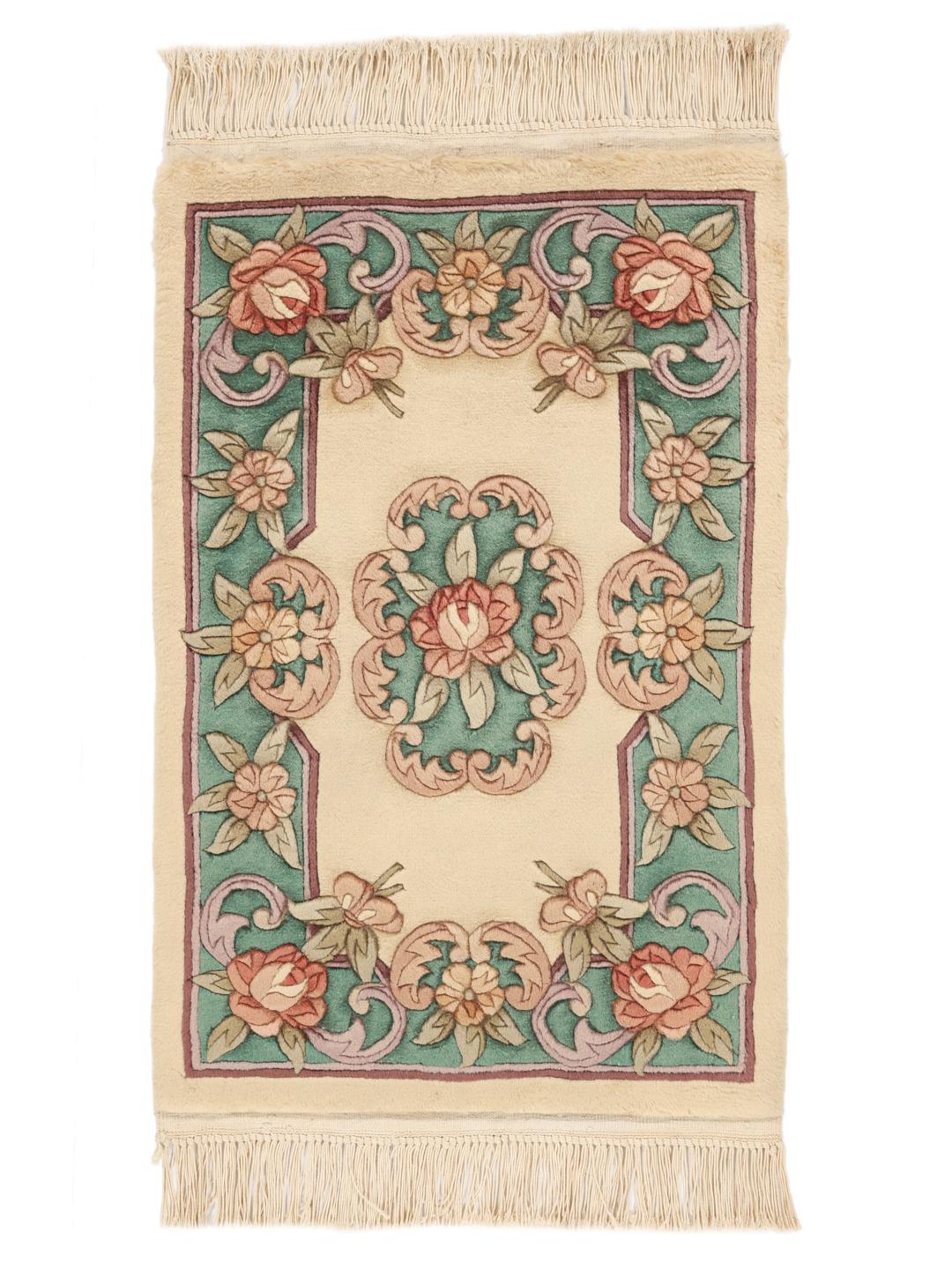 Een rechthoekig handgeknoopt tapijt uit China met een bloemenpatroon in beige en groen.
