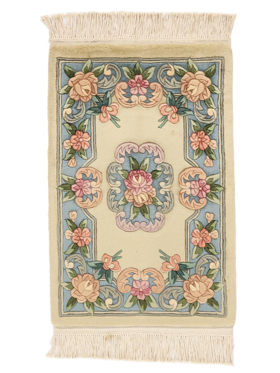 Håndknyttet kinesisk tæppe med blomstermotiver i blå og beige