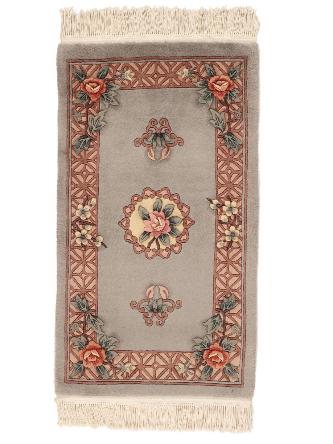Håndknyttet kinesisk tæppe med blomstermotiver i grå, rød og beige