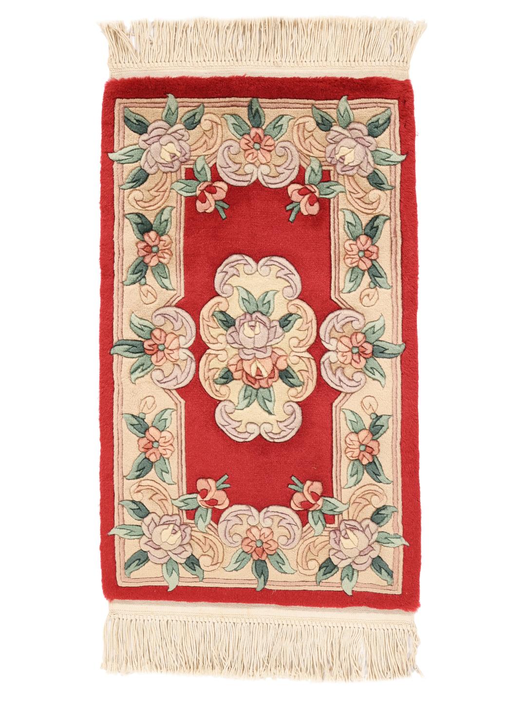 Tapis chinois noué à la main avec un champ rouge et des motifs floraux
