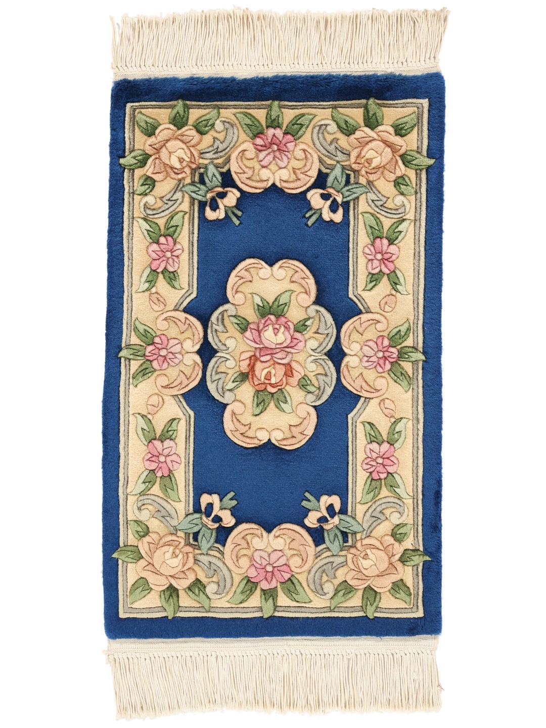 Håndknyttet kinesisk tæppe med blomstret design i blå og beige nuancer