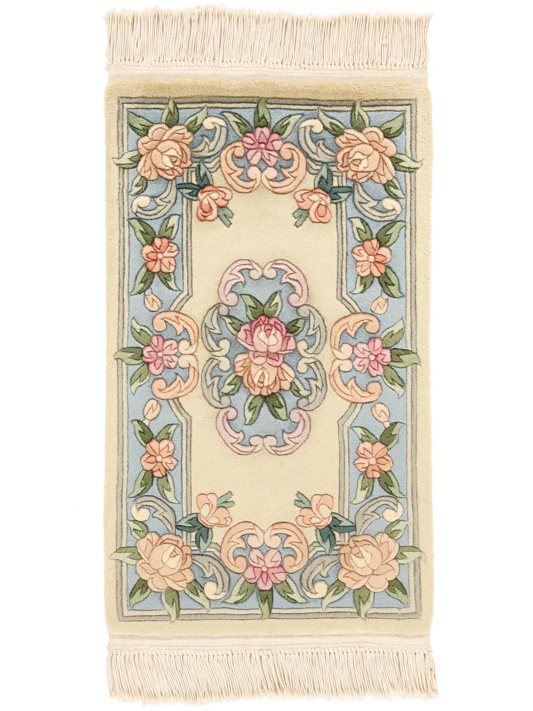 Håndknyttet kinesisk tæppe med et delikat blomsterdesign i bløde pastelfarver