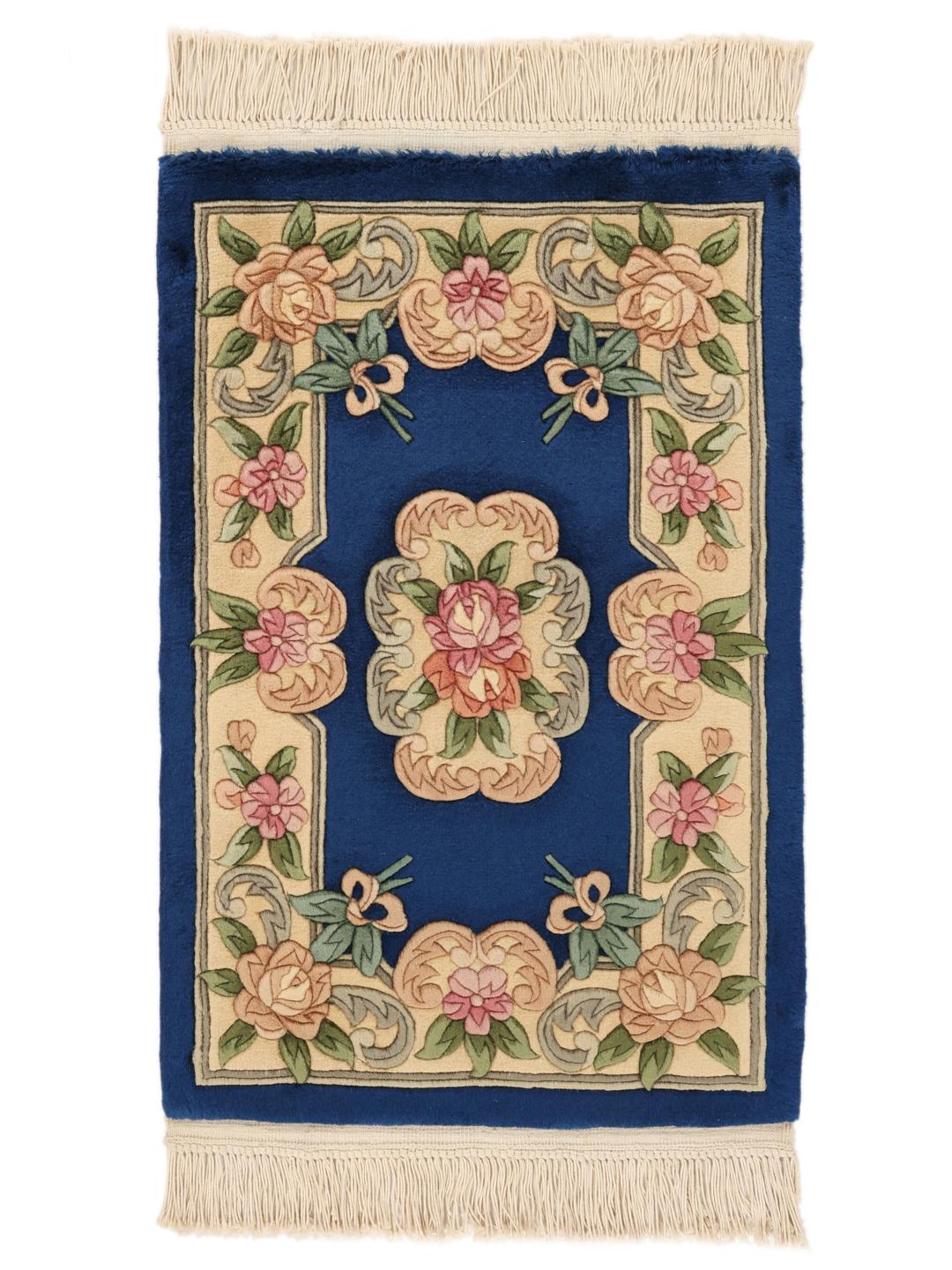 Hand-knotted Chinese rug with a floral pattern in blue and beige